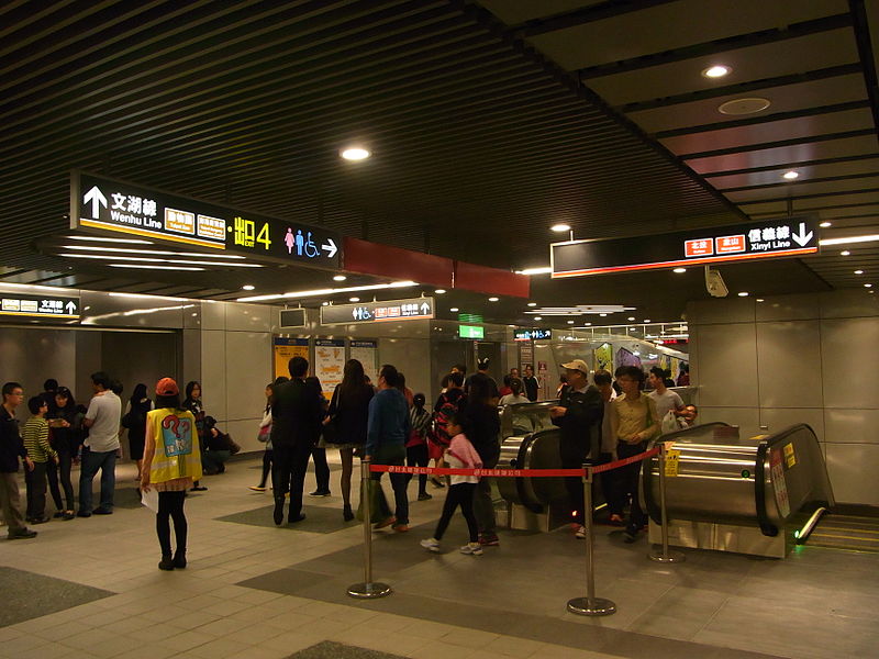 File:Daan Station Interchange Passageway.JPG