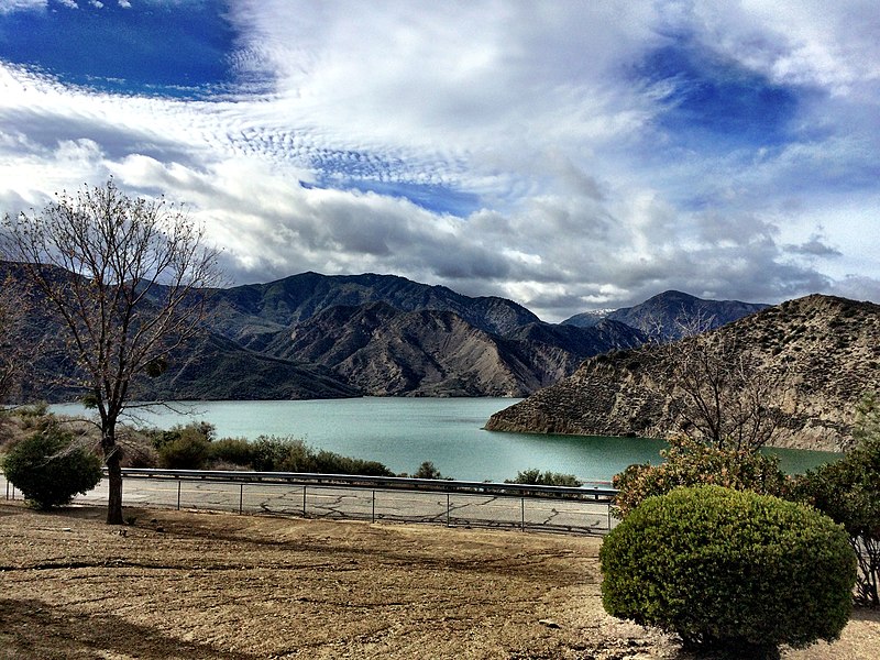 File:Pyramid Lake December 2014.jpg