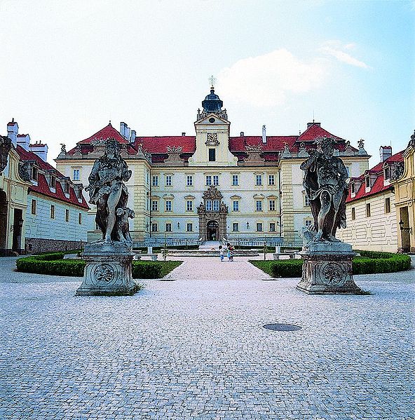 File:Valtice castle.jpg