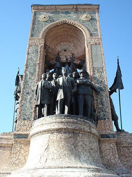 Файл:Monument of the Republic.jpg