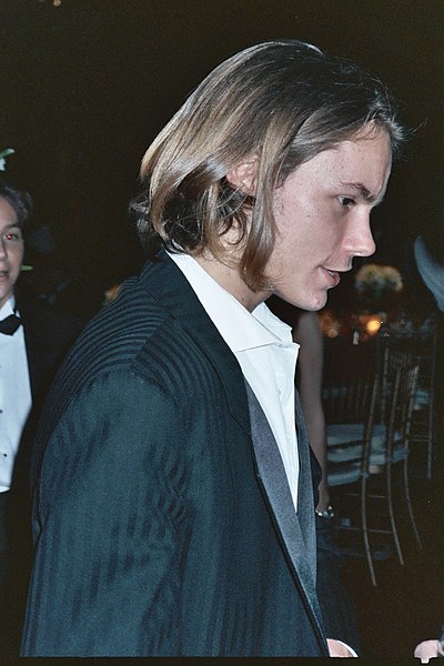 File:River Phoenix (210260021).jpg