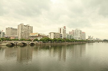 Confluence of Hua Brook (华溪) on the left and Nan Brook (南溪) on the right, forming the Yongkang River (永康江) in the middle (2010)