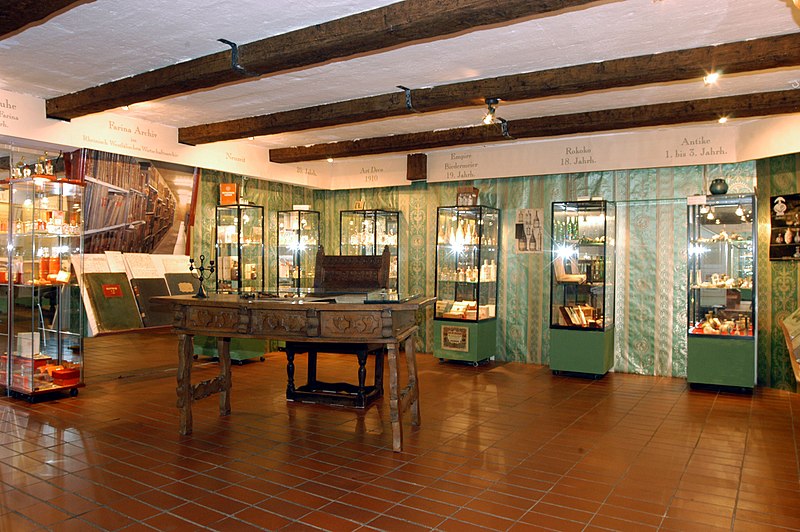 Archivo:Duftmuseum-Vitrinen.jpg