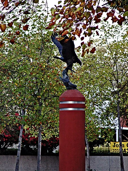 File:Golden Eagle Sculpture.jpg