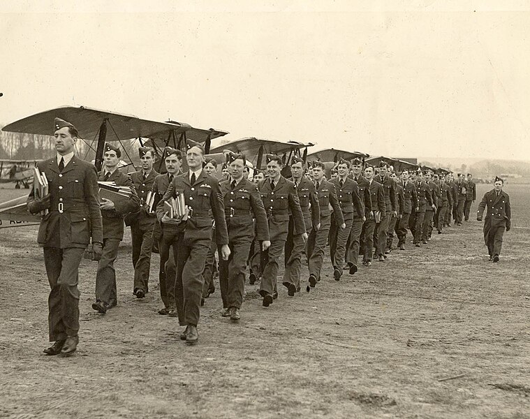 File:PSJames Graduation Sywell 1938.jpg