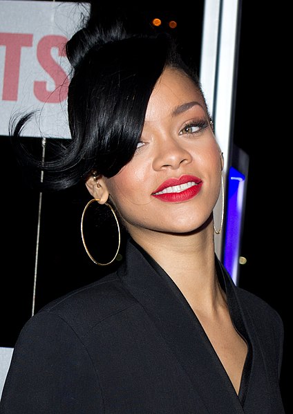 Archivo:Rihanna 2012 (Cropped).jpg