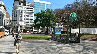 Uno de los accesos de la estación.