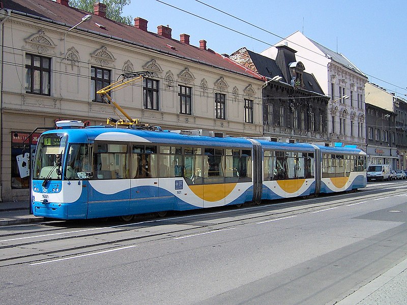 Файл:Tram Vario LF3 Ostrava.jpg