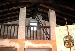 Vista del coro en la iglesia de Negrón, Vallanca (Valencia), con detalle de estandarte.