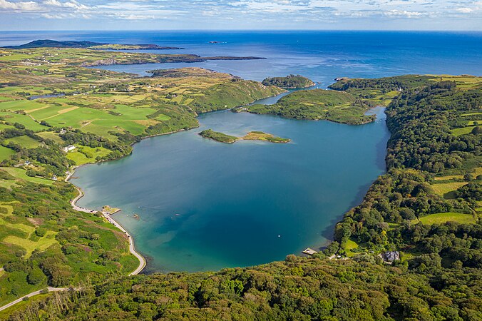 以無人機拍攝的海因湖（英语：Lough Hyne），位於愛爾蘭科克郡