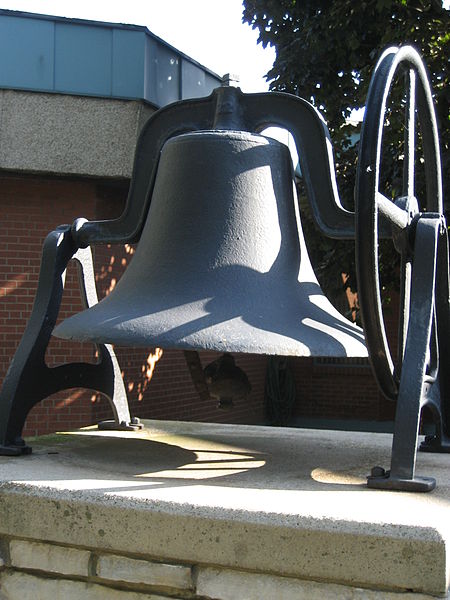 File:Bell Cairn.JPG