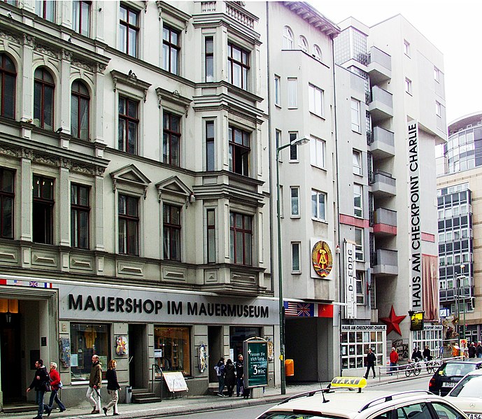 File:Berlin-Mauermuseum am Checkpoint Charlie.jpg