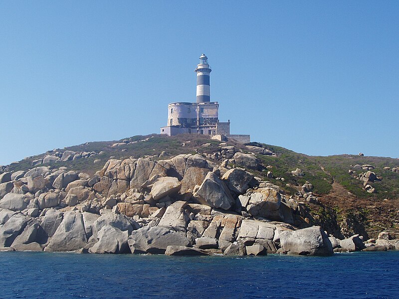 File:Faro Isola dei Cavoli.JPG