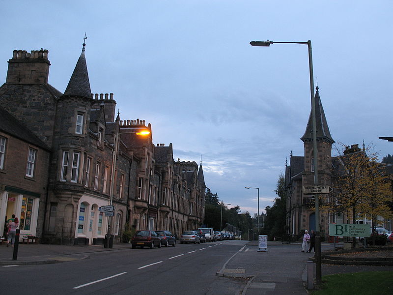 File:Main Street, Birnam, Scotland.jpg