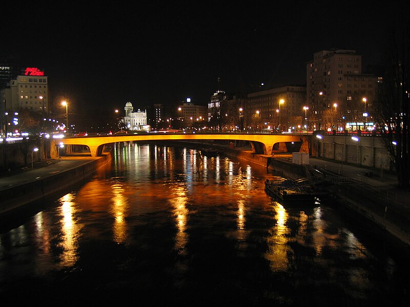 Archivo:Schwedenbrücke nachts.jpg