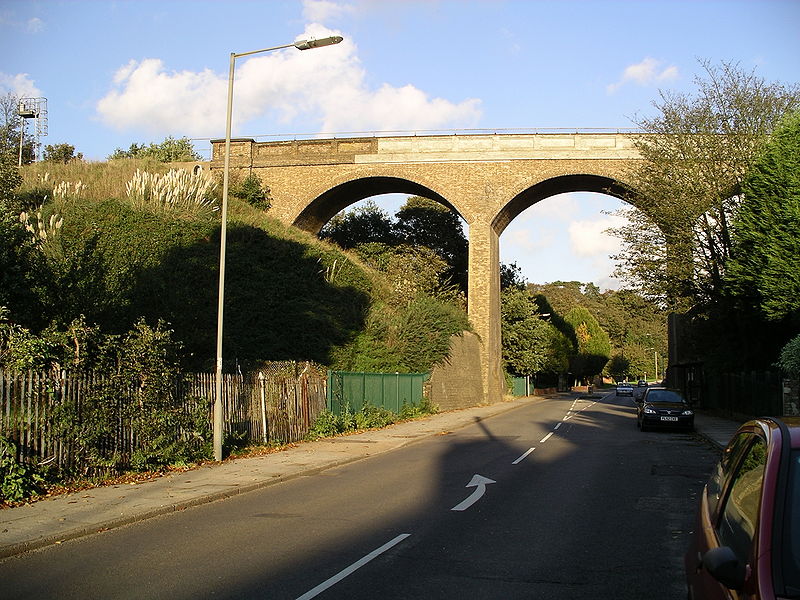 File:Spring road railway-bridge 24o06.JPG