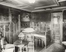 Suite B-63 del Titanic, decorada al estilo neerlandés moderno, con camas y paneles en madera de sicomoro.