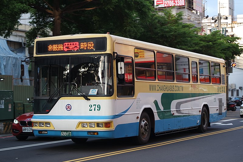 File:彰化客運最後一台前新店客運開窗式公車(699-FT).jpg