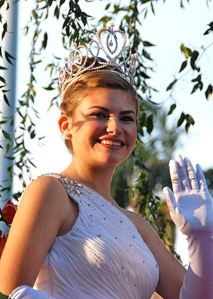 Archivo:2010RoseParadeQueenNatalieInnocenzi.jpg