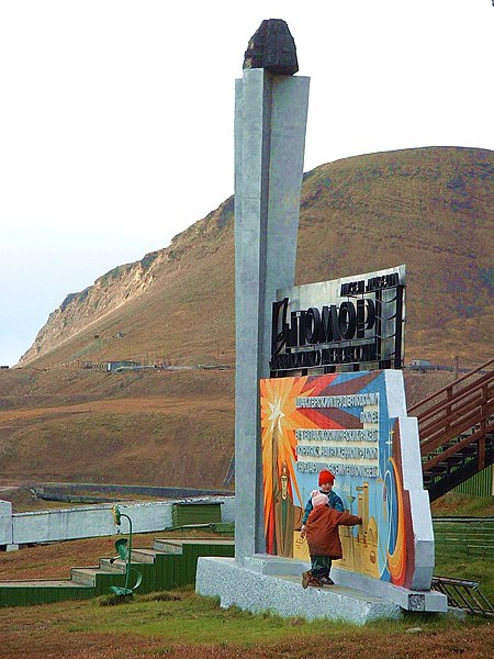 Archivo:Barentsburg monument.jpg