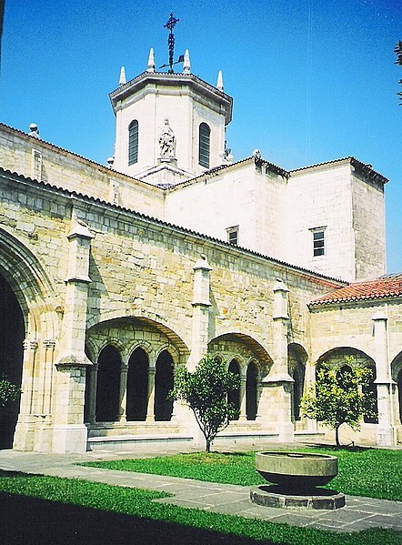 Archivo:Claustro - Catedral Santander.jpg