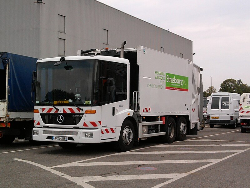 File:Mercedes-Benz Econic CU-Strasbourg 151.jpg