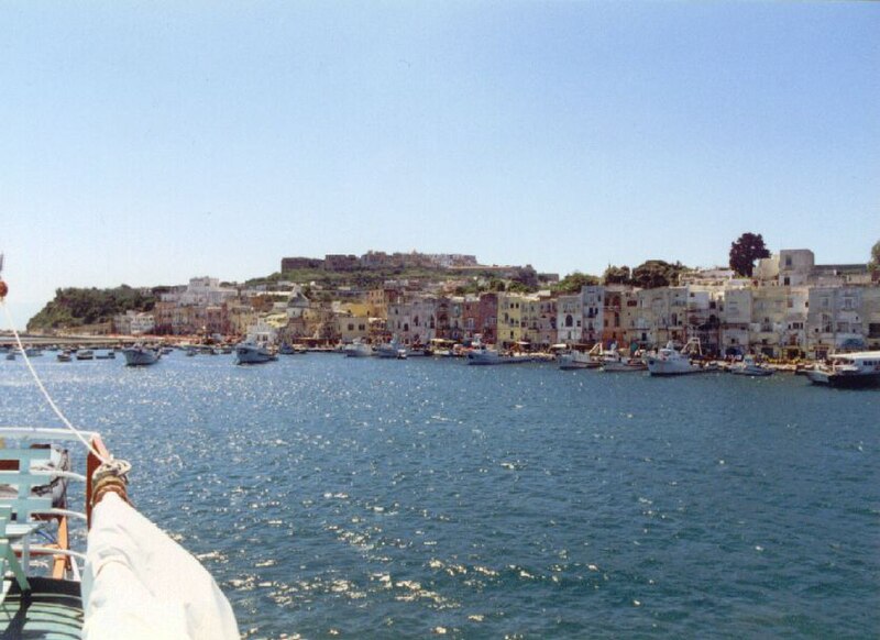 Archivo:Procida from the sea.jpg