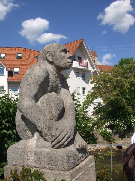 File:Veringenstadt Denkmal Neandertaler.jpg