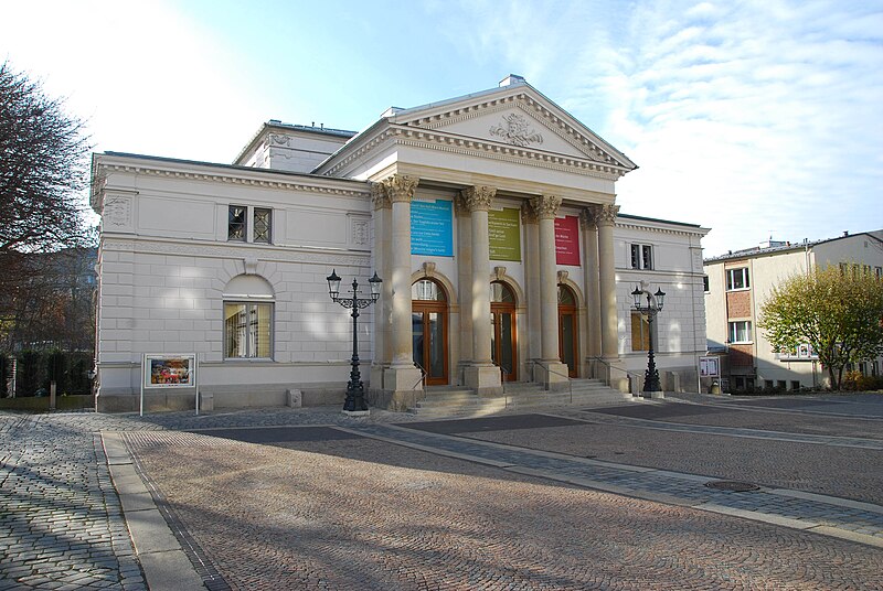 File:Das Vogtlandtheater .jpg