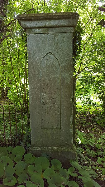 File:East Cowes Castle Pillar.jpg