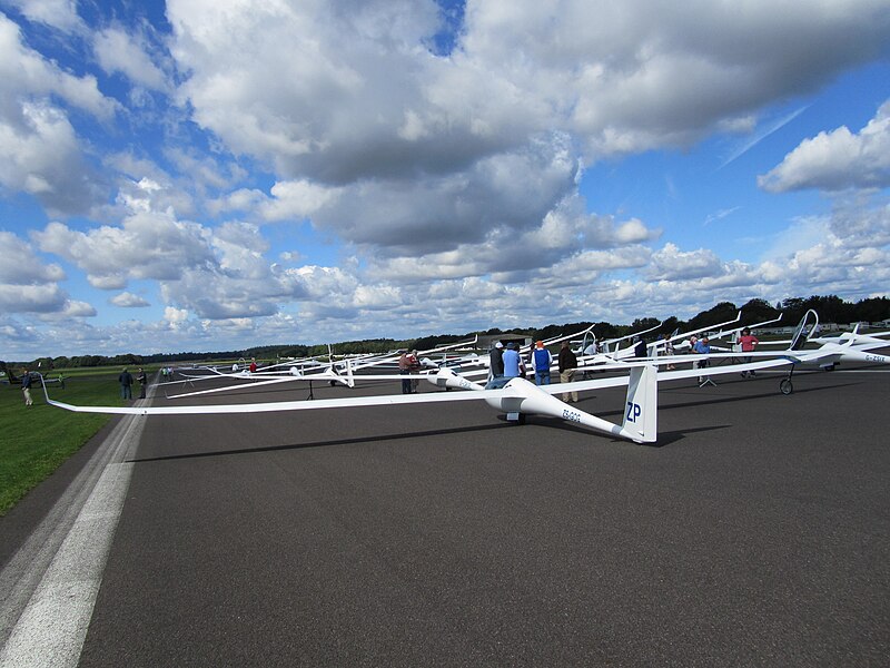 File:Gliding comp and cumulus.JPG