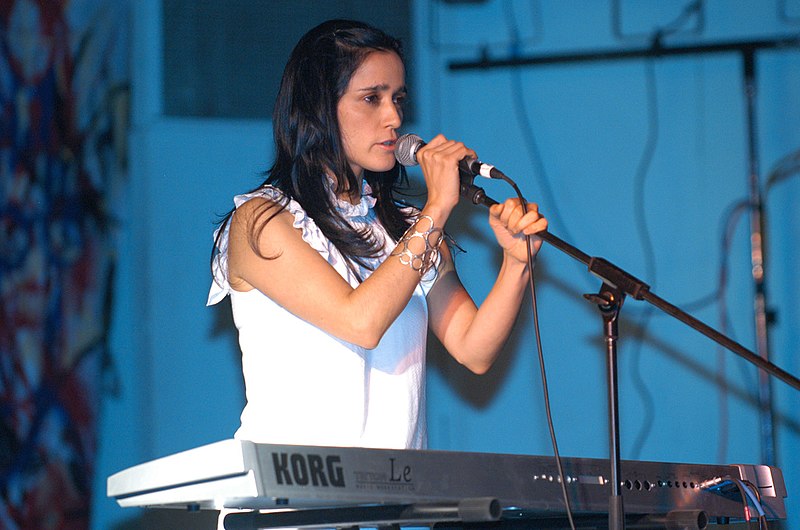 File:Julieta Venegas-Salón Los Ángeles.jpg