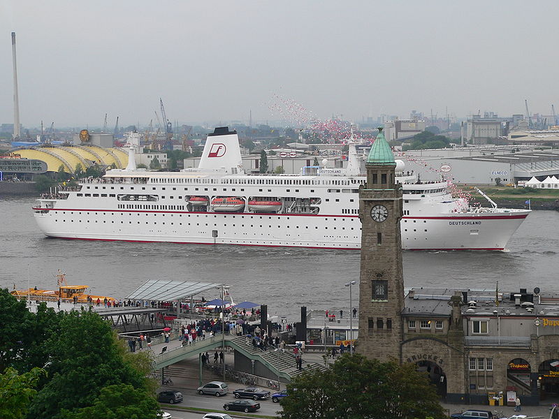 Файл:MS Deutschland - Landungsbrücken.JPG