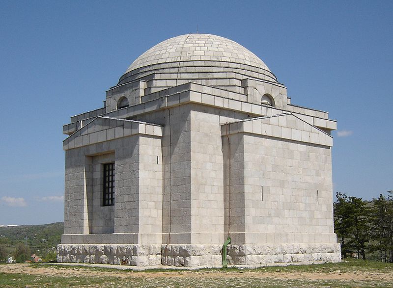 Archivo:Mestrovic mausoleum.jpg