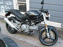 Esta Ducati Monster 620 tiene un motor V2 a 90° con cigüeñal transversal. Un cilindro está situado en horizontal y el otro en vertical, el horizontal adelante y el vertical arriba, para mejorar el enfriamiento.