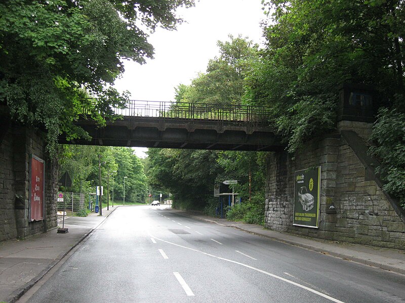 File:Eisenbahnbrücke Lierfeldstraße Essen.jpg