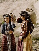 Muchachas del kurdistán acarreando agua (11 de mayo de 1917).