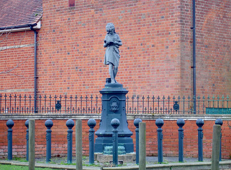 File:Statue in pirbright village.jpg