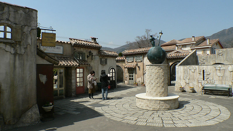 File:The Lamplighter Square.jpg