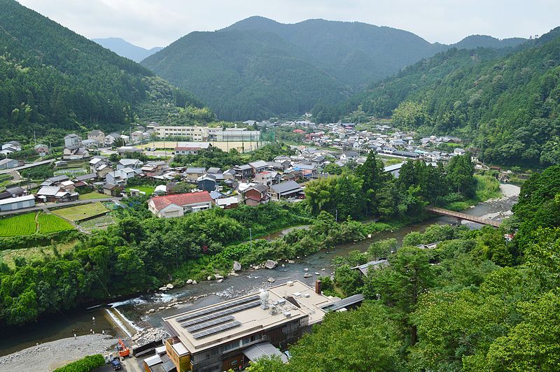 Archivo:Umaji-chiku in Umaji-mura, zenkei.jpg