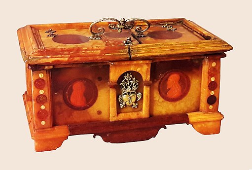 Renaissance amber inkwell of king Sigismund III Vasa, 1590s[3]