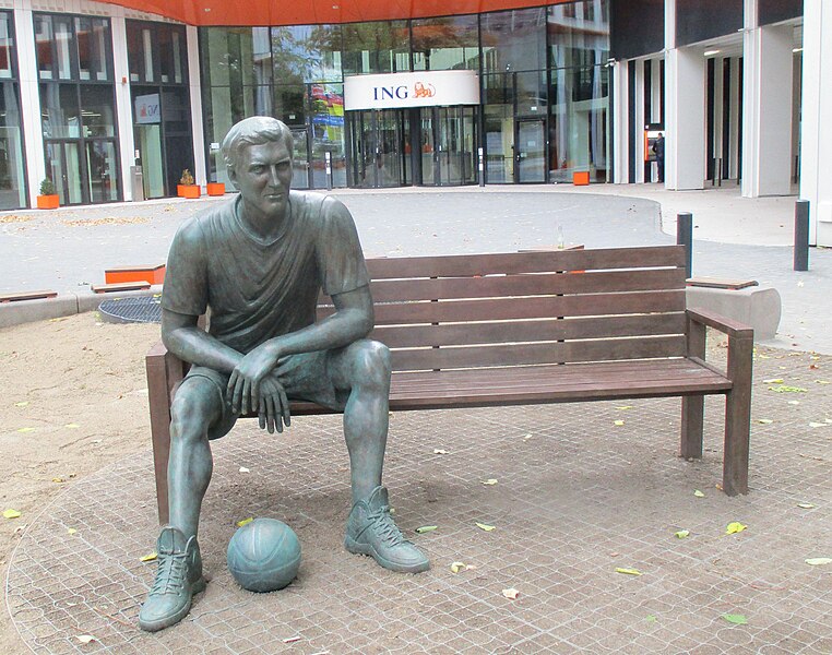 Archivo:Dirk Nowitzki Statue Ffm..JPG