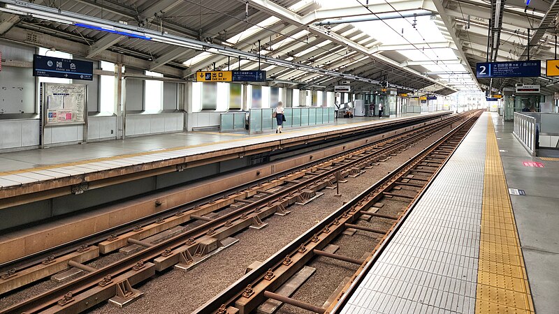 File:Keikyu-railway-KK18-Zoshiki-station-platform-20230708-105928.jpg