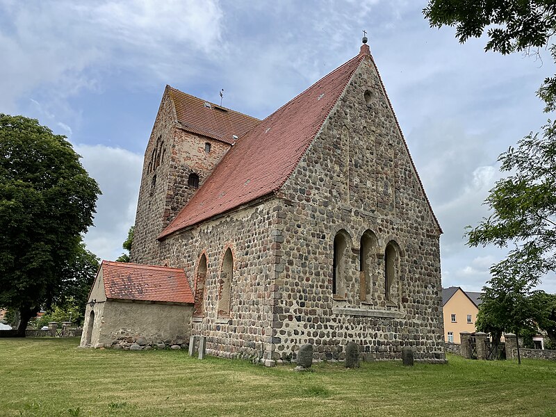 Файл:Kirche Fahrenwalde Südostansicht.jpg