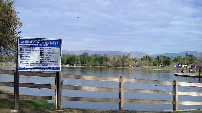 File:LakeBalboaLA.JPG