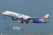 披有華航A350聯名彩繪塗裝的空中巴士A350-941XWB（B-18918）客機正在於香港國際機場起飛