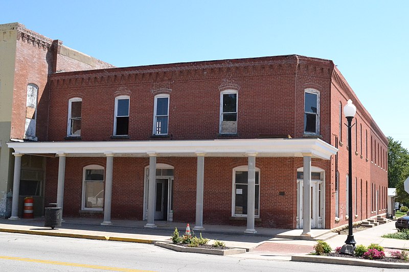 File:Brown Hotel, Neodesha, KS.jpg