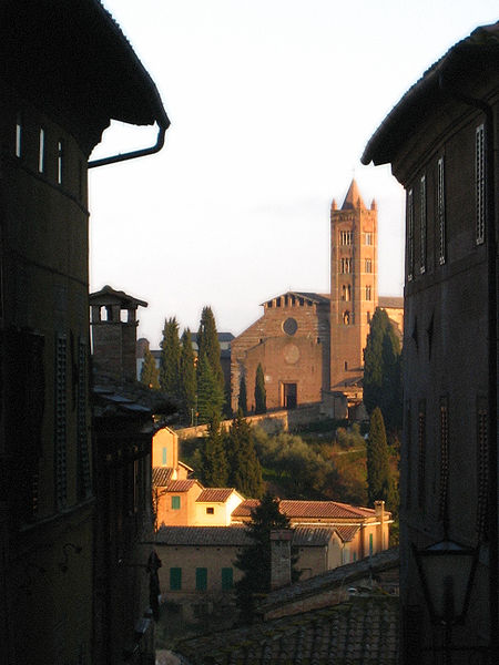 Archivo:Church in Siena.jpg