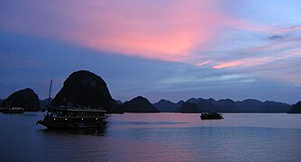 Atardecer con los barcos de la localidad de Ha-Long.