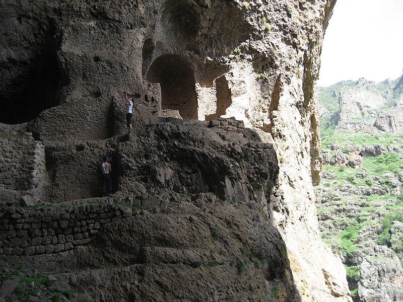 File:Raffi kojian-khosrov cave 4380.jpg